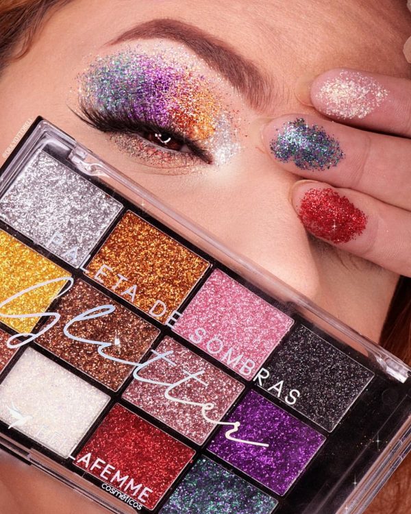 Modelo com maquiagem com glitter, mostrando a paleta de sombras glitter da Bella Femme