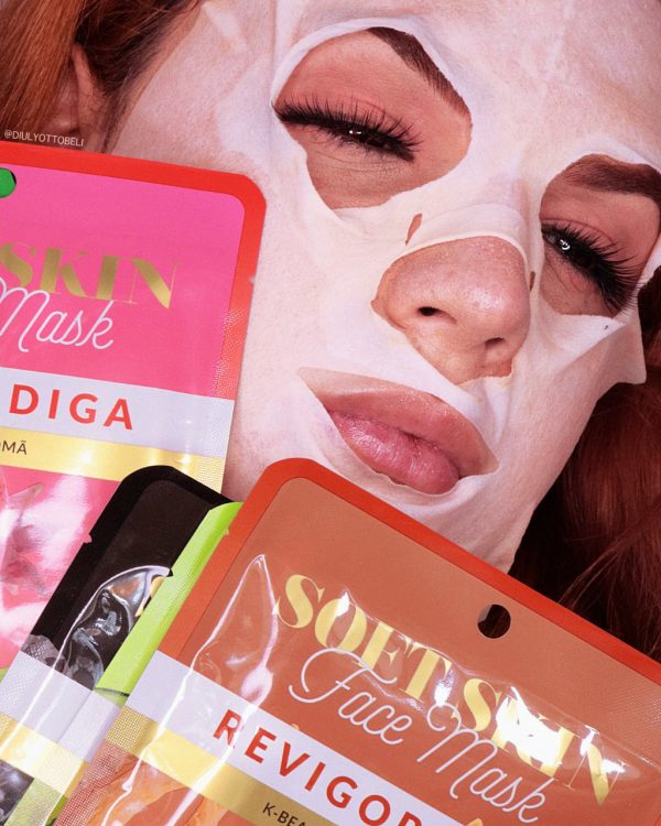 Imagem de uma mulher utilizando a máscara de skin care