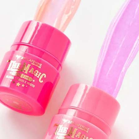 Close-up de dois frascos de blush liquido rosa e lilás com tampa brilhante, com rótulos em destaque, em fundo claro, mostrando textura e cores do produto.