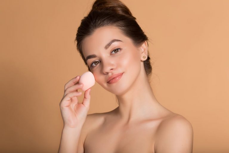 Jovem utilizando esponja de maquiagem Bella Blender, da Loja Bella Femme Cosméticos