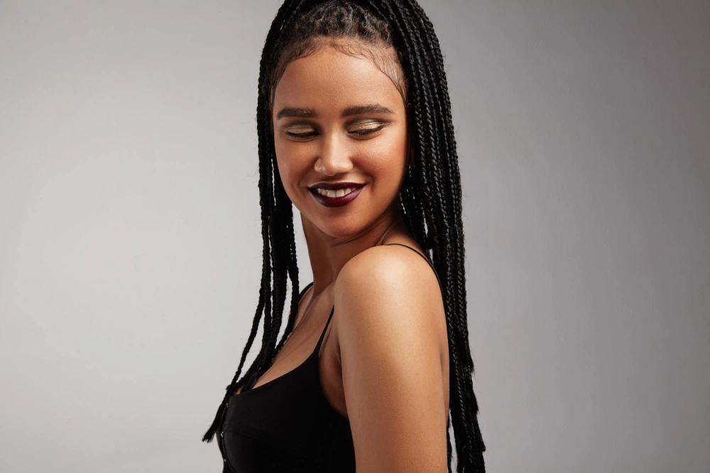 Mulher com maquiagem com rimel transparente, olhos destacados e sorriso bonito, mostrando elegância e estilo na maquiagem.