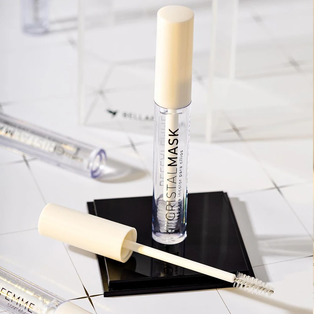 Rímel transparente para cílios, ideal para quem busca um efeito natural e alongador. Embalagem elegante e aplicação fácil, perfeito para maquiagem do dia a dia.