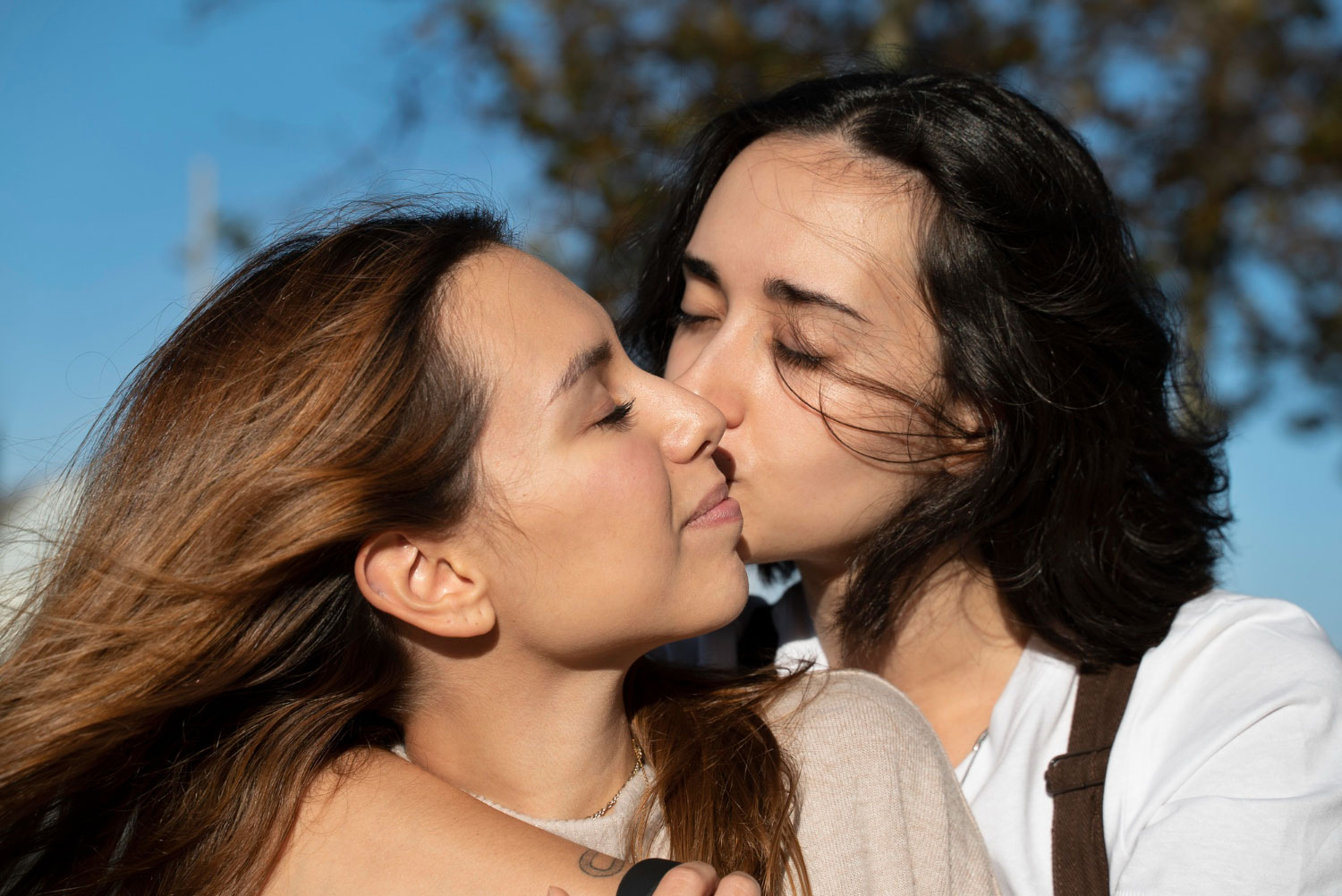 Casal em foto romântica, comemorando o Dia do Beijo