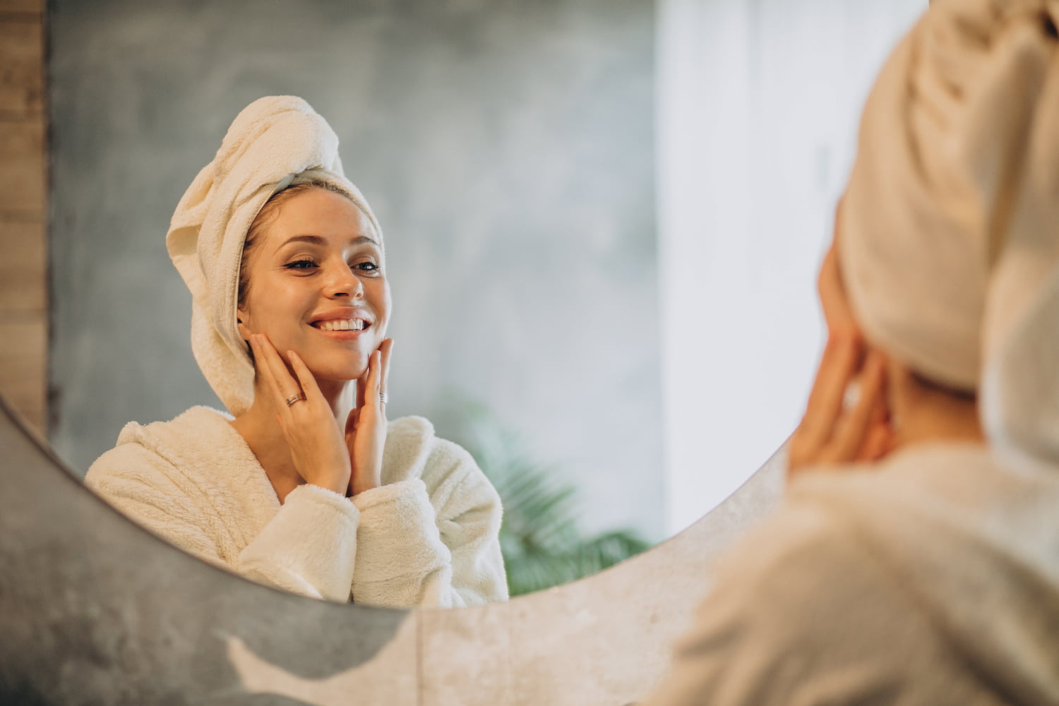 Mulher aplicando um produto no rosto da linha skincare da Bella Femme