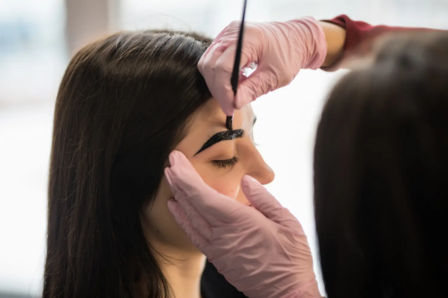 Mulher fazendo henna para sobrancelha