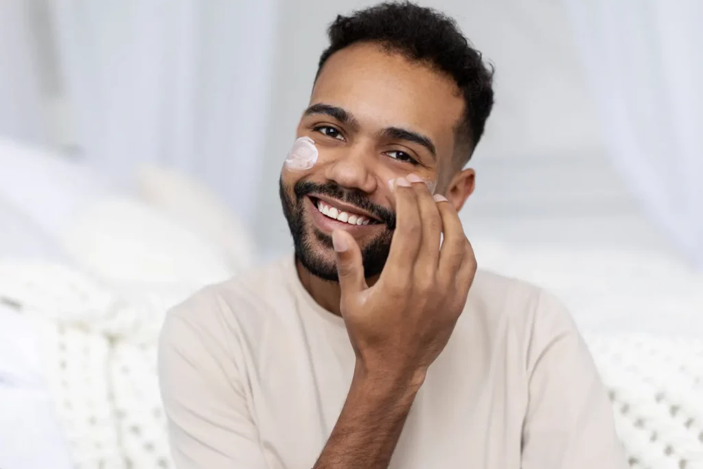 homem fazendo skincare noturno