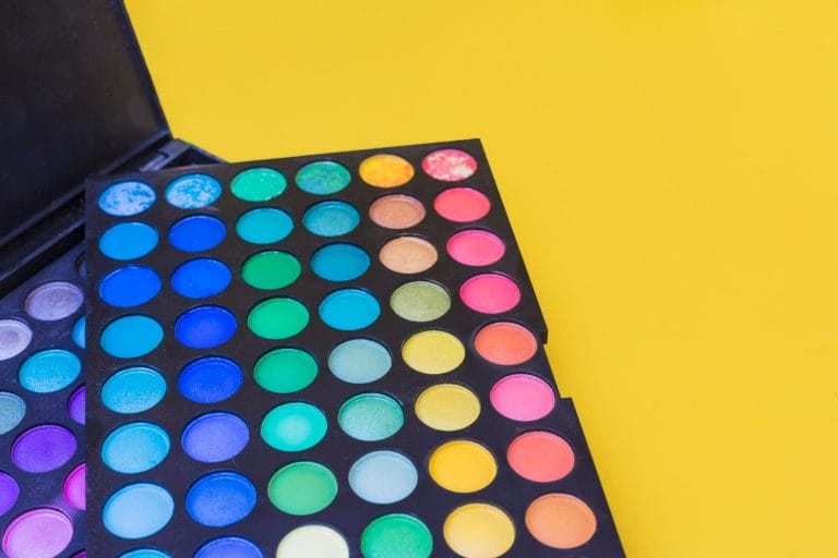 Kit de maquiagem com paleta de iluminadores de diversas cores