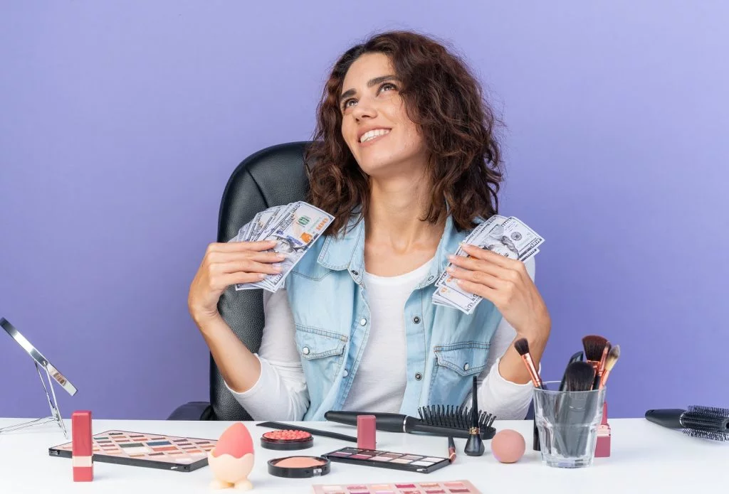 Mulher segurando notas de dinheiro, contente pelo negócio de maquiagem atacado