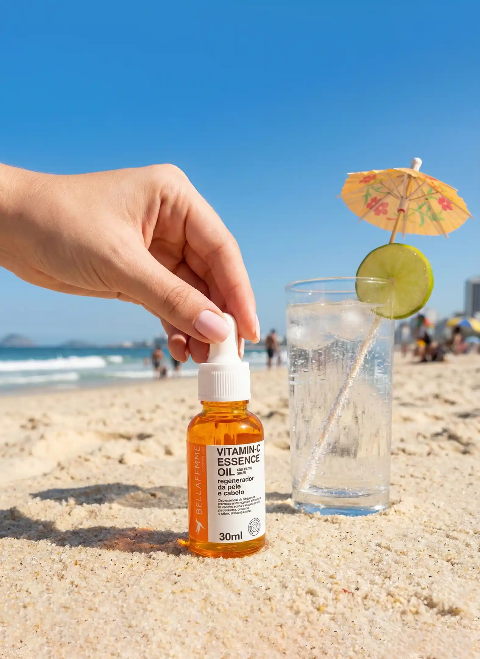 Pele ao sol na praia: mão segura um frasco de óleo facial na areia, com copo com fatia de limão e sombrinha ao fundo; cores da primavera no ambiente