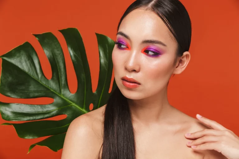Mulher com maquiagem vibrante com cores da primavera