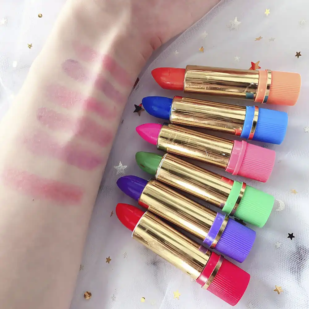 Conjunto de batons mágicos coloridos com embalagens douradas, apresentando variedade de tons como vermelho, azul, rosa, verde e roxo, ideal para revendedora Bella Femme.