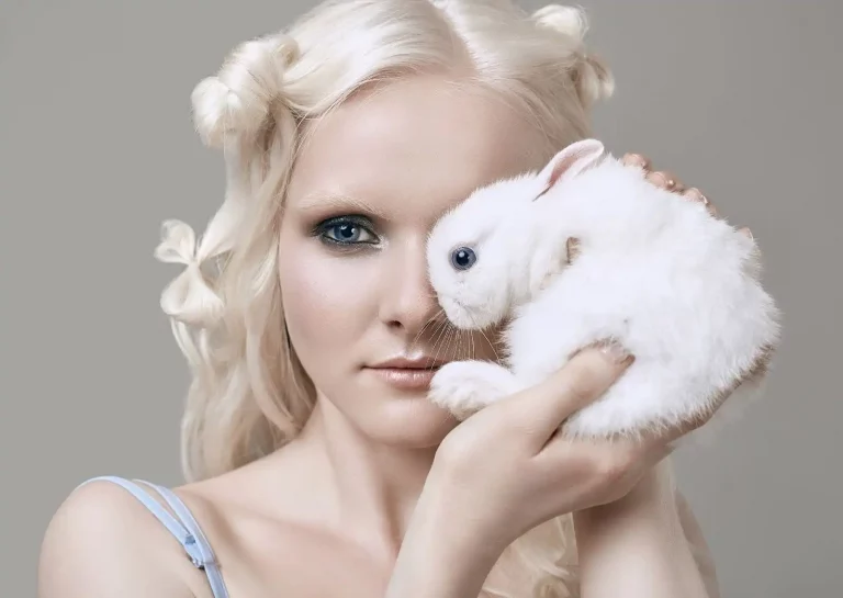 Mulher com maquiagem cruelty free e coelhinho branco em uma sessão de fotos de beleza sustentável e livre de crueldade animal.