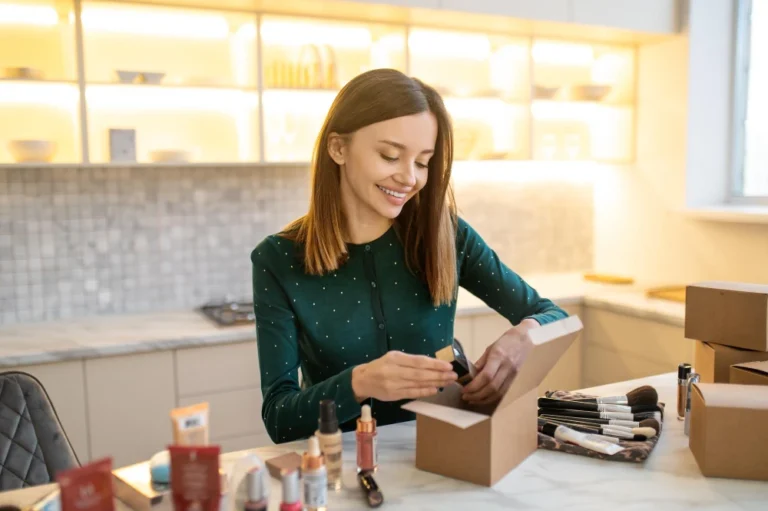 Mulher sorridente embalando produtos para fidelizar cliente em loja ou loja online de cosméticos ou beleza.