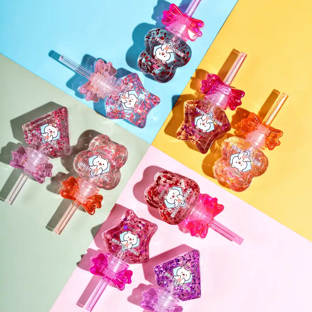 Coleção de maquiagens coloridas com formatos de estrelas e corações, decoradas com personagens fofos, em fundo com cores pastel e sombra suave.