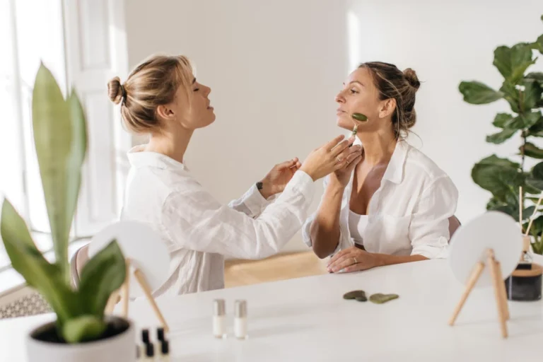Mãe recebendo cuidados de beleza de filha em celebração do Dia das Mães com ambiente acolhedor e natural. Dicas para revenda de maquiagem