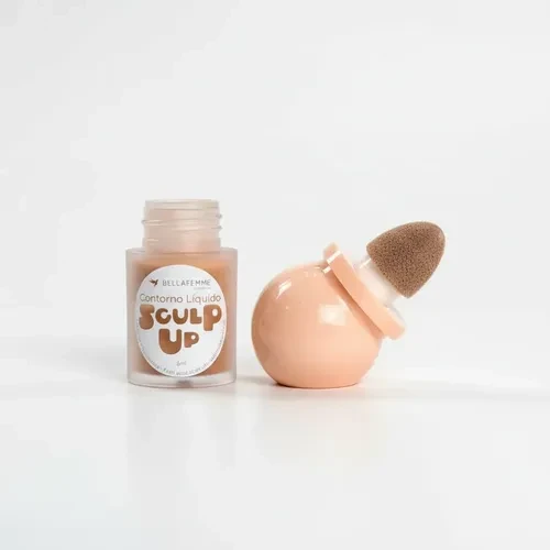 Kit de maquiagem com potinho de controle líquido Facial SculpUp, esponja de maquiagem e pincel duo em tons rosé sobre fundo claro, estilo produto cosmético.