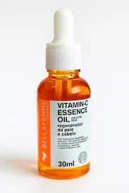 Frasco de sérum Vitamin-C Essence (30 ml) com gota conta-gotas, em fundo claro, sugerindo um banho premium com cuidado e hidratação para a pele.