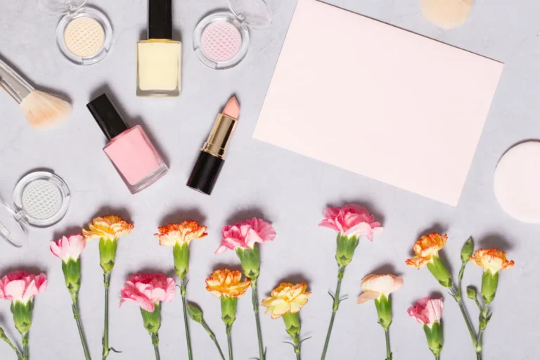 O que vender na primavera: maquiagem e flores coloridas sobre fundo claro, com batons, esmaltes e sombras ao redor de pétalas e flores naturais.